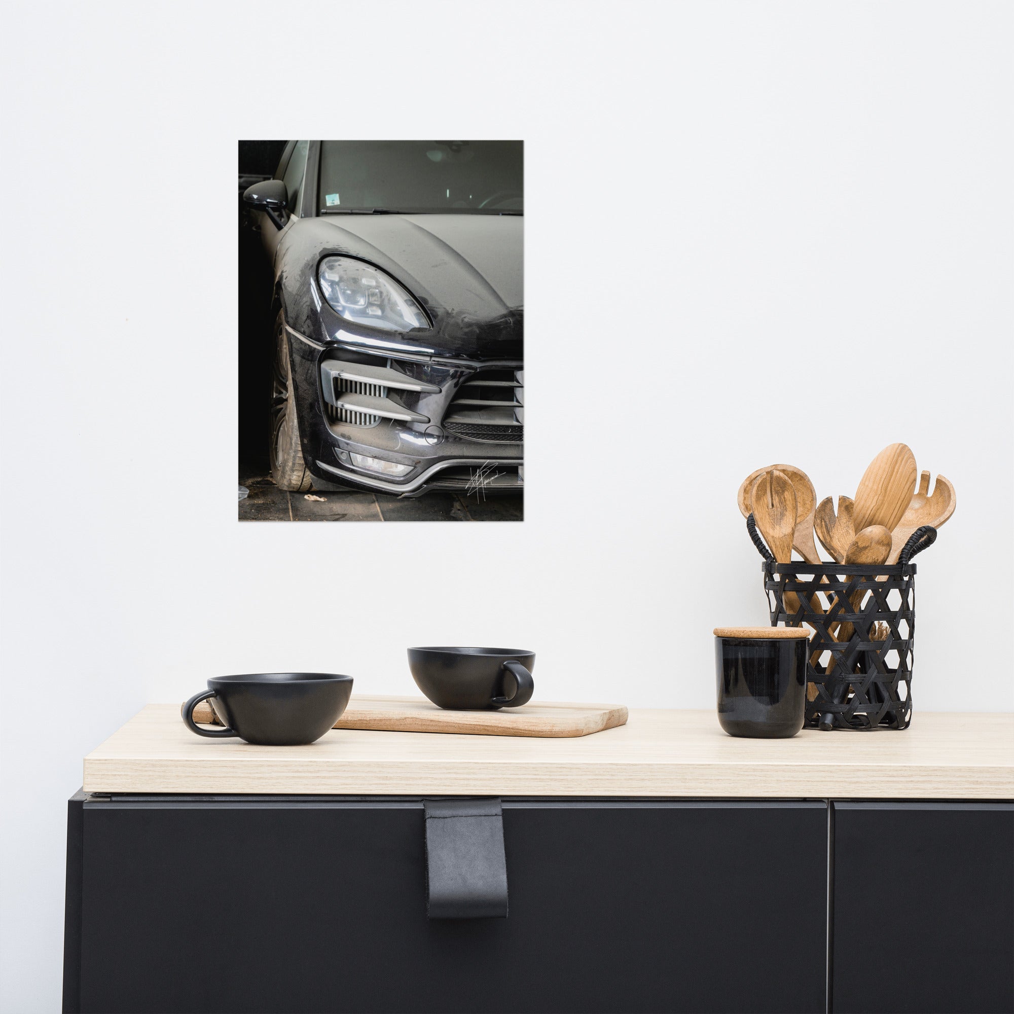 Photographie d'un Porsche Cayenne noir abandonné dans un garage poussiéreux.