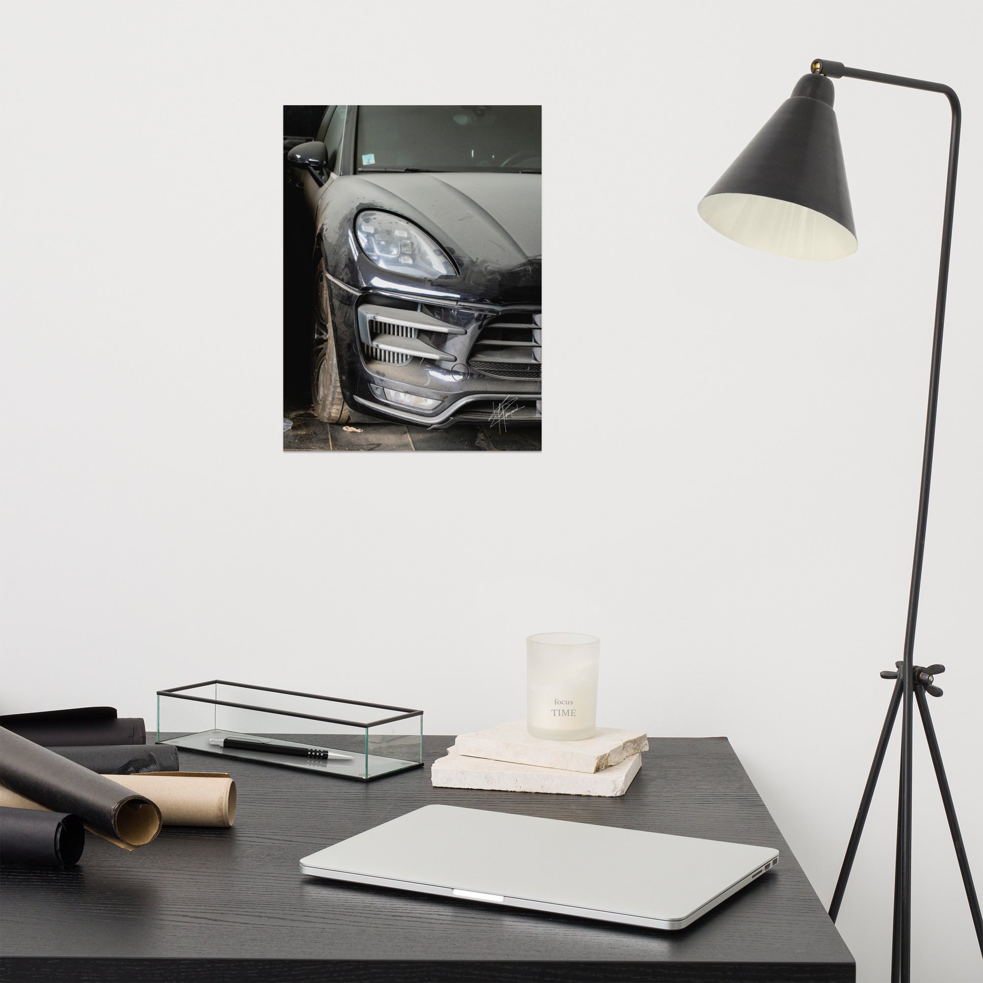 Photographie d'un Porsche Cayenne noir abandonné dans un garage poussiéreux.