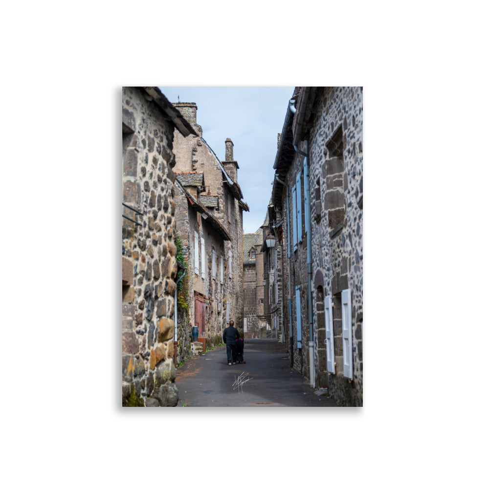 Photographie de la "Rue des Nobles" à Salers, illustrant le patrimoine médiéval de la ville.