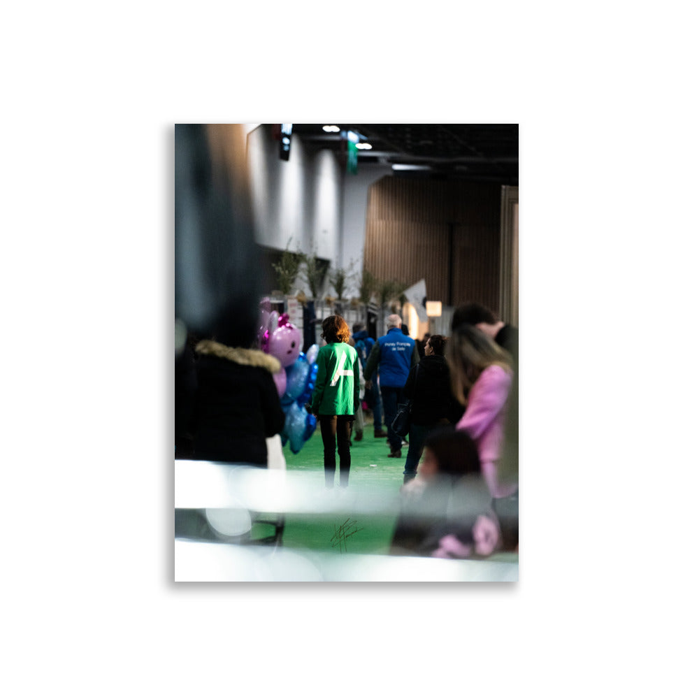 Femme vêtue de vert, capturée de dos sous l'éclairage vibrant du Salon de l'Agriculture 2023.