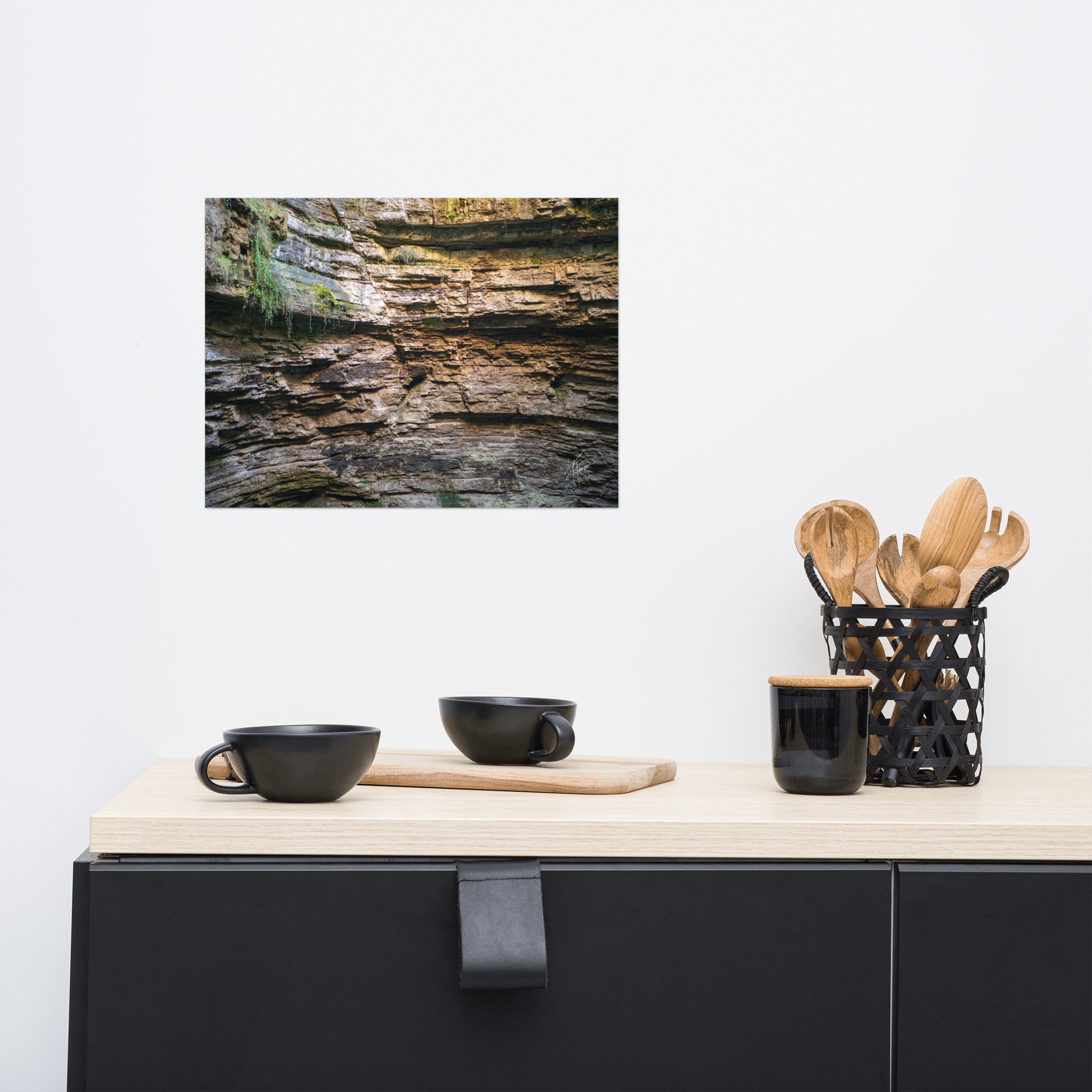 Photographie détaillée d'un mur de roche souterrain au gouffre de Padirac montrant des couches distinctes et des signes d'érosion.