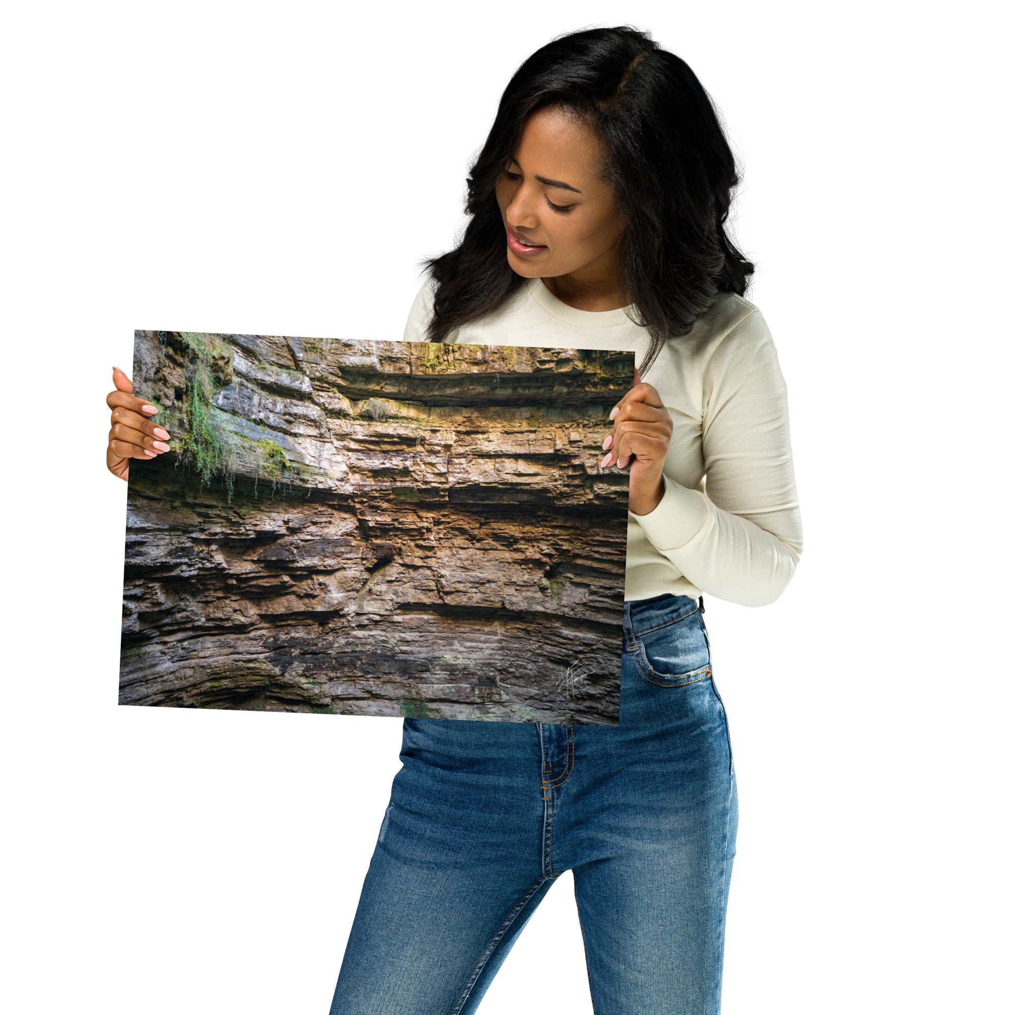 Photographie détaillée d'un mur de roche souterrain au gouffre de Padirac montrant des couches distinctes et des signes d'érosion.