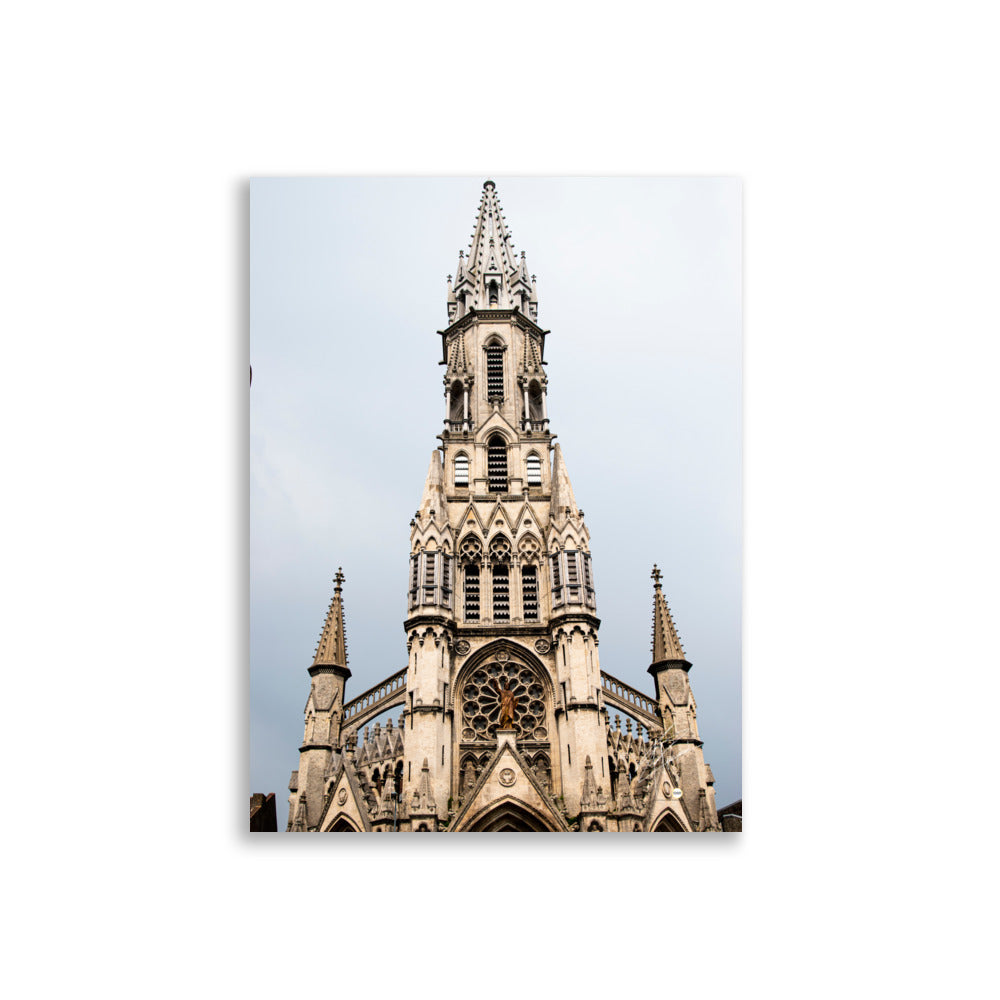 Photographie mettant en avant la face avant de l'Église catholique du Sacré-Cœur-de-Jésus à Lille, avec une attention particulière aux détails architecturaux, évoquant sa grandeur et sa beauté intemporelle.