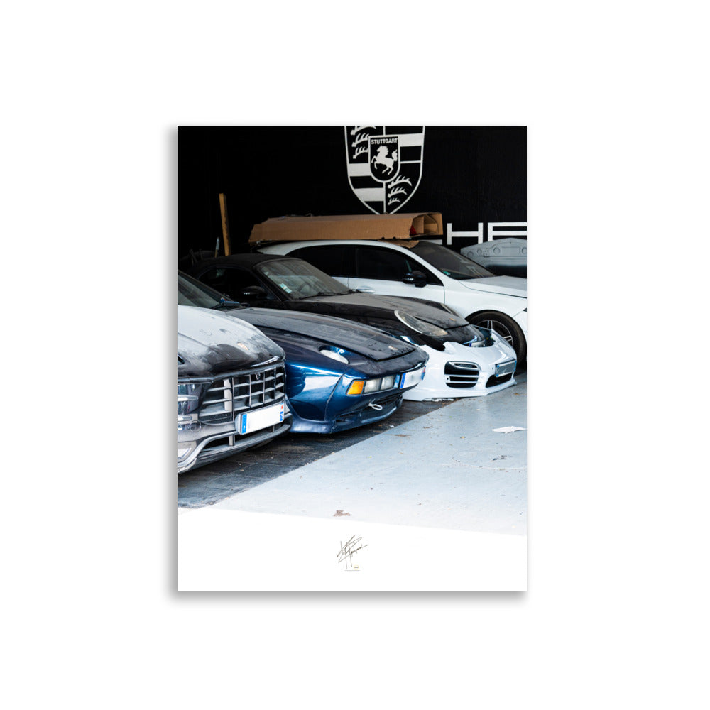 Triptyque de trois voitures Porsche emblématiques alignées devant un mur noir orné de l'écusson Porsche, symbolisant l'élégance, la performance et la tradition de la marque.