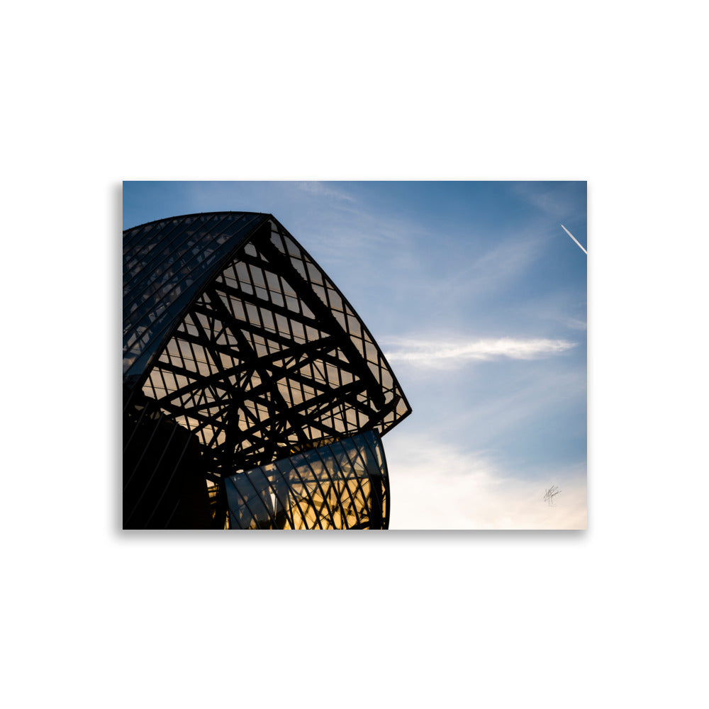 Bâtiment contemporain de la Fondation Louis Vuitton, avec ses voiles de verre et ses structures futuristes, sous un ciel bleu lumineux.