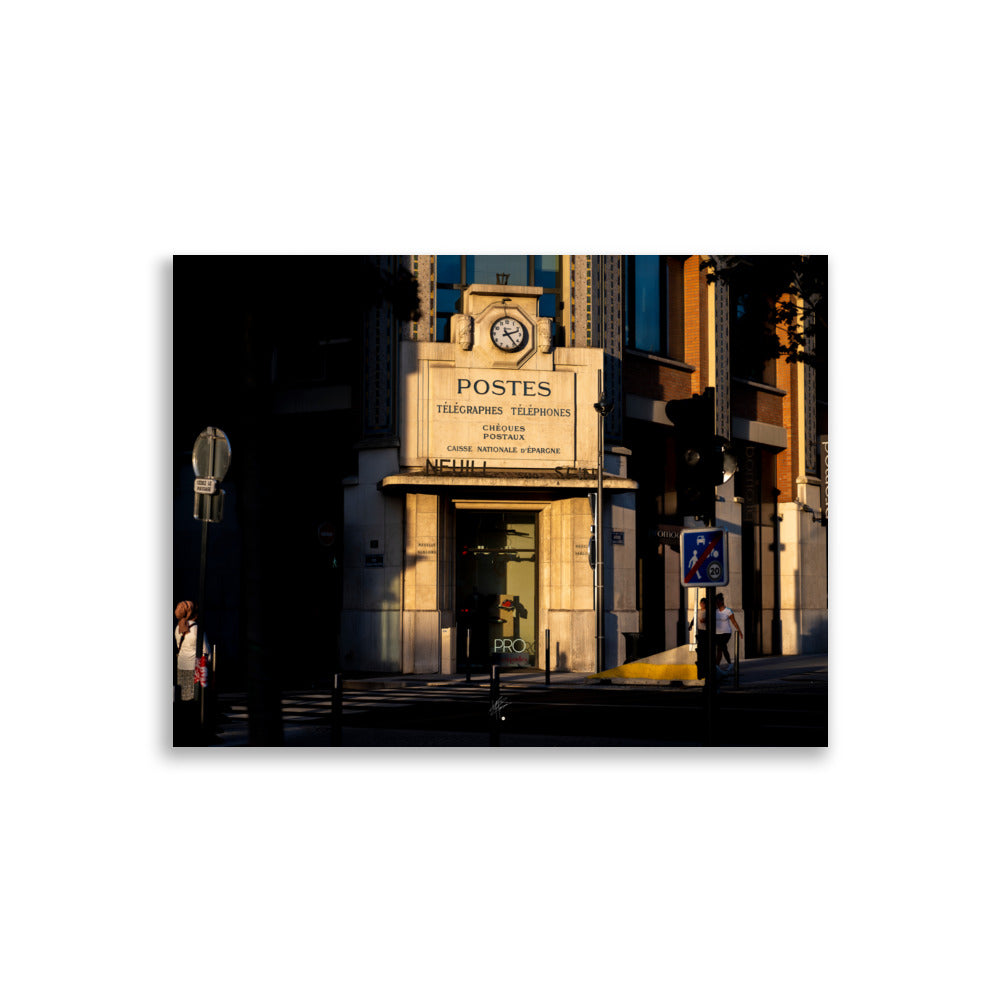 L'ancienne poste de Neuilly baignée dans la lumière dorée du soleil couchant, capture de l'architecture historique française.