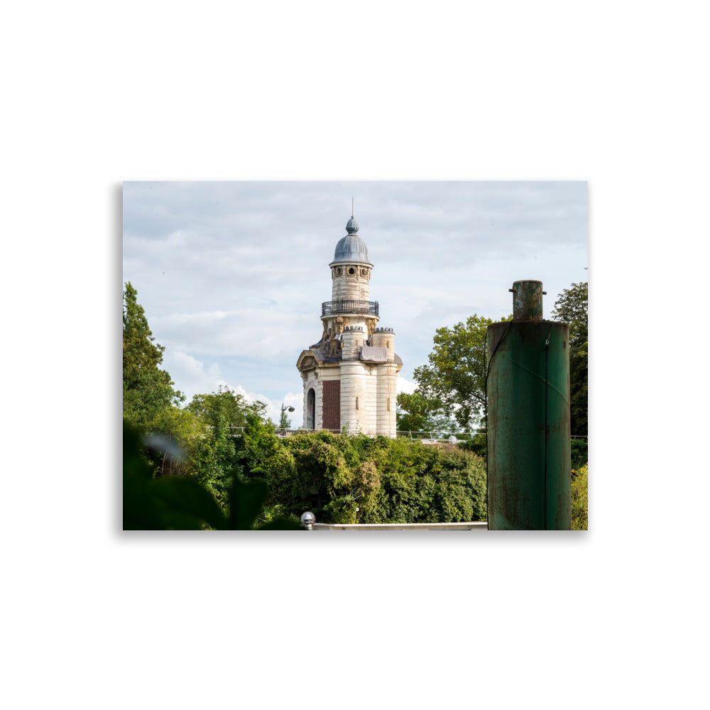 Photographie du poster 'La pompe-à-feu du château de Bagatelle', capture d'une pièce d'architecture antique dans un cadre historique.