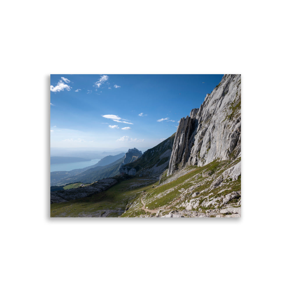 Photographie du poster 'La Tournette N01', présentant une vue de la randonnée en Haute-Savoie avec le lac d'Annecy en arrière-plan.