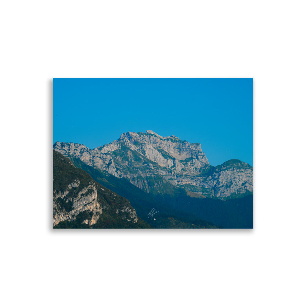 Photographie du poster 'Le Massif de la Tournette N04', offrant une vue spectaculaire sur le massif de la Tournette depuis le pied de la montagne en Haute-Savoie.