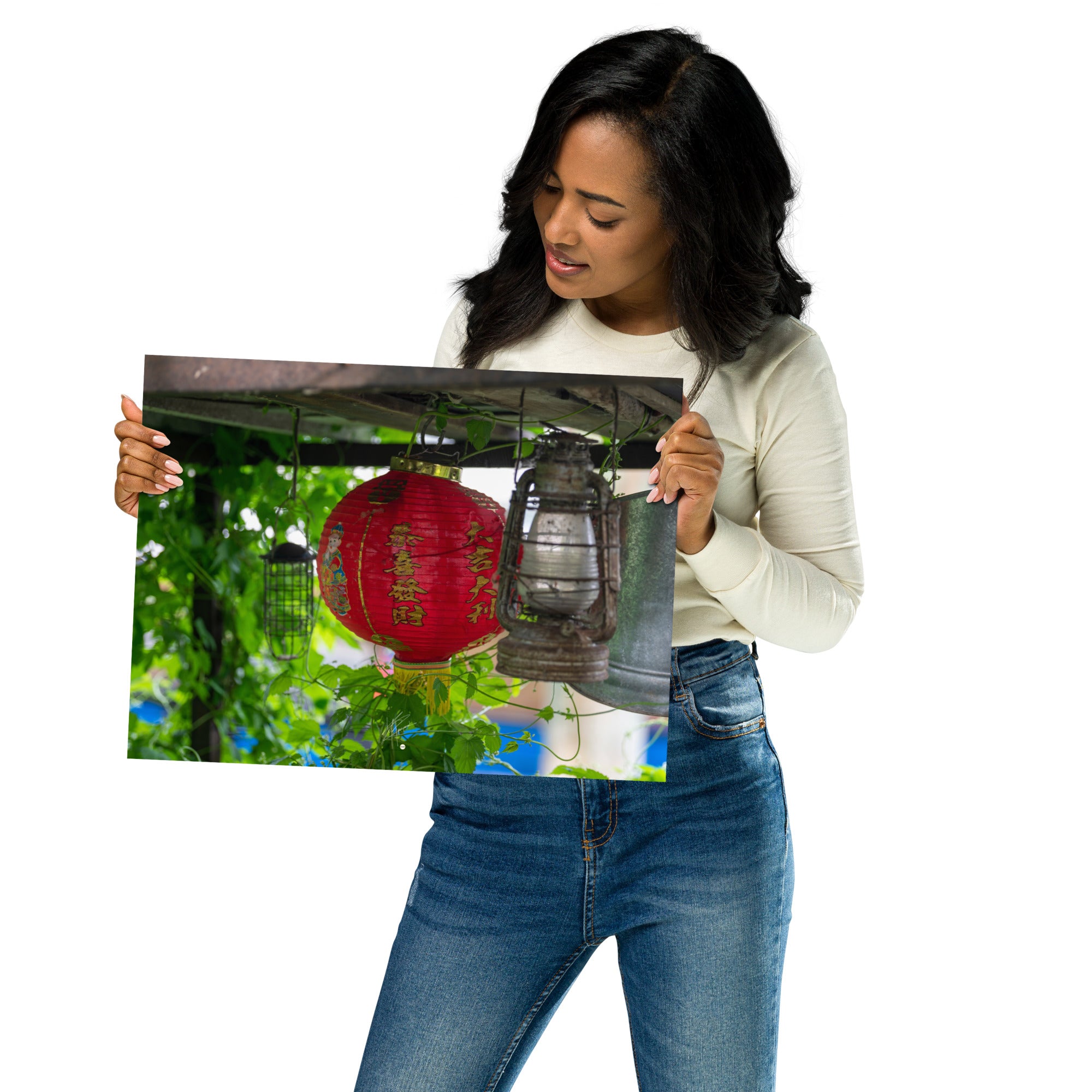 Poster du 'Lanterne Asiatique', une photographie capturant une lanterne suspendue entourée de plantes vertes, symbolisant l'harmonie et la quiétude.