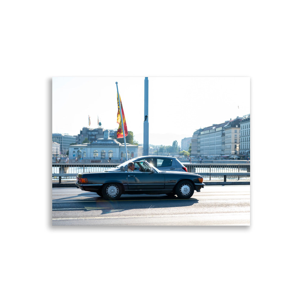 Poster photographique 'Mercedes Benz 300 SL', montrant la voiture classique dans une mise en scène de rue élégante.