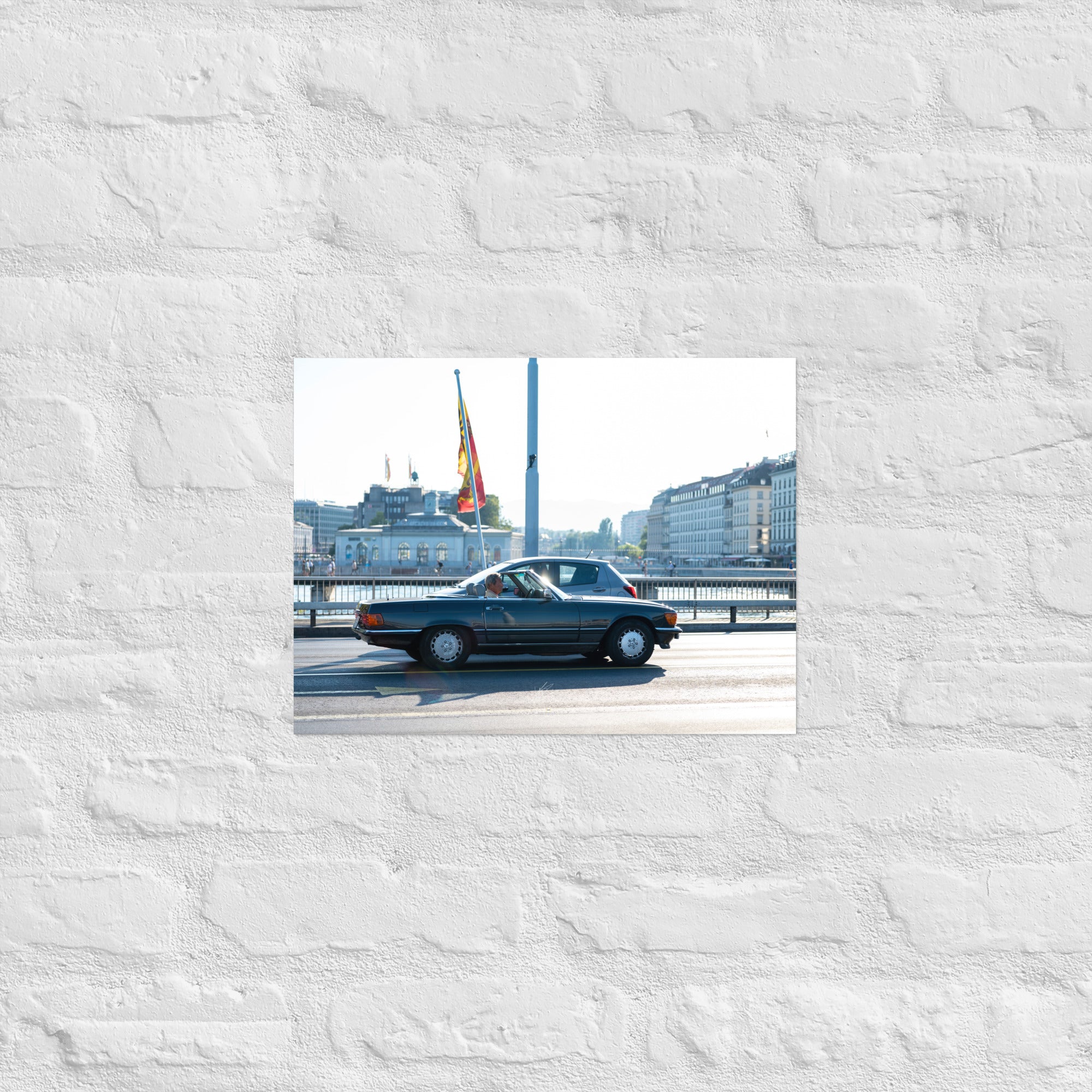 Poster photographique 'Mercedes Benz 300 SL', montrant la voiture classique dans une mise en scène de rue élégante.