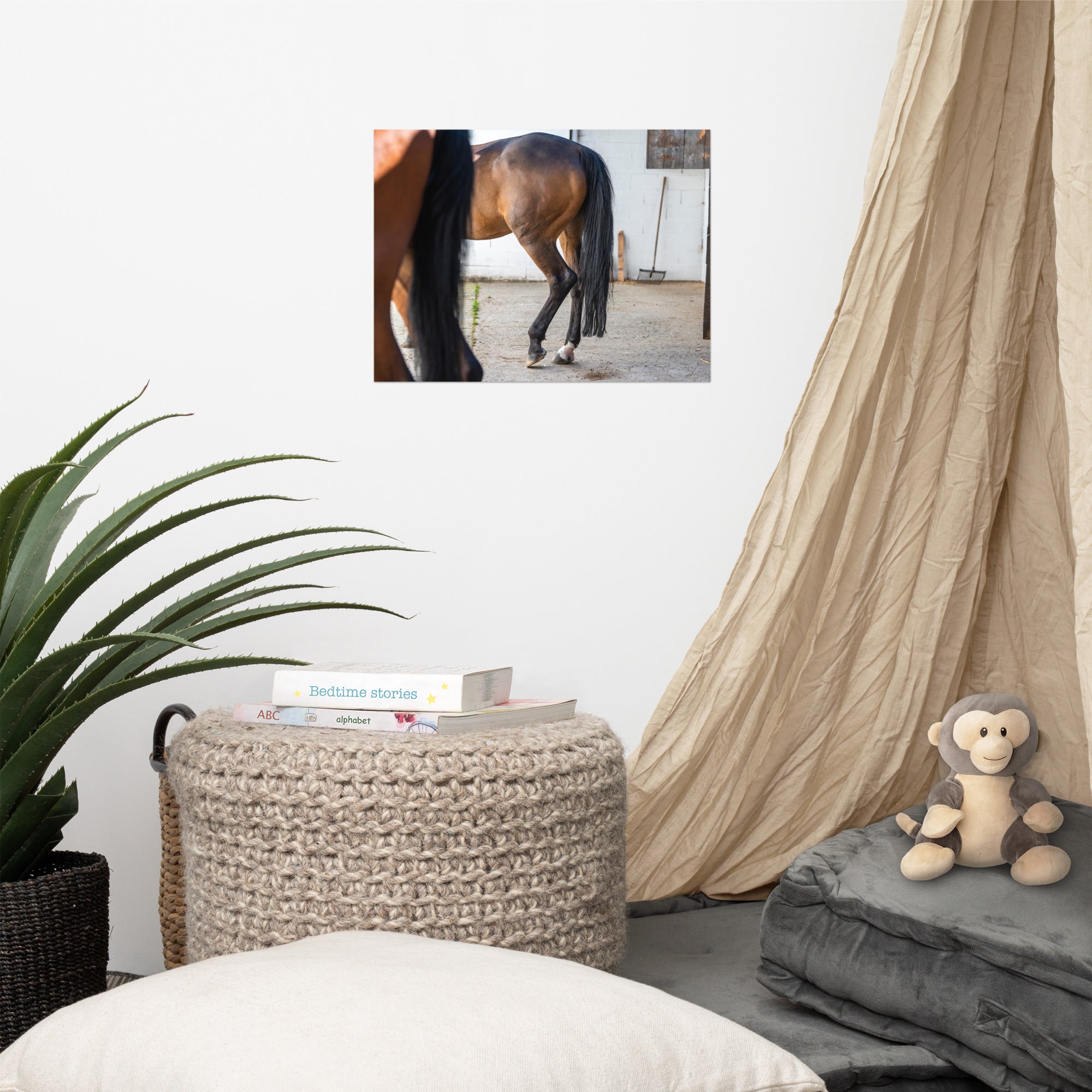 Photographie artistique 'Au repos dans l'écurie' dépeignant le mouvement gracieux d'un cheval, imprimée sur du papier de première qualité.