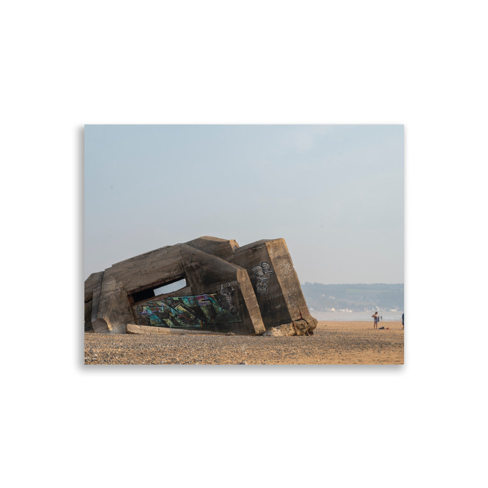 Photographie saisissante du 'Bunker de Biville', un vestige historique de la Seconde Guerre Mondiale, partiellement enseveli par le sable d'une plage du débarquement, imprimée sur papier de qualité supérieure.