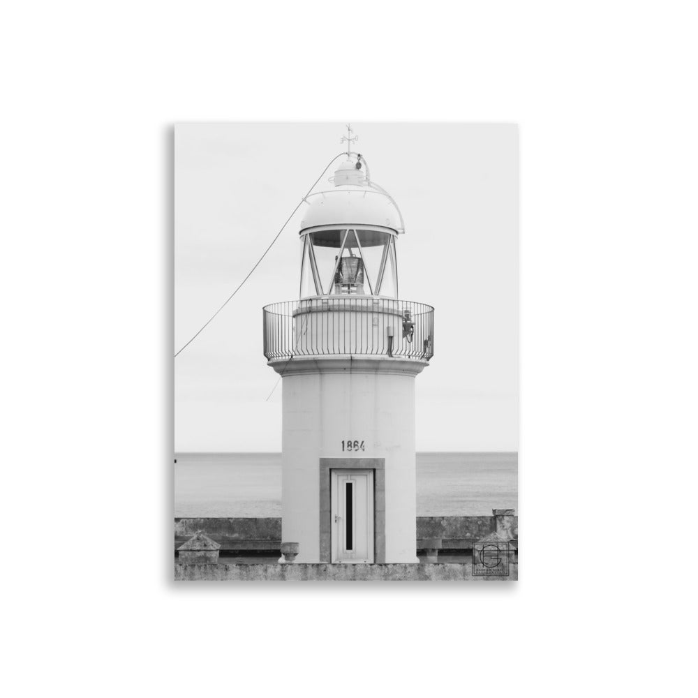 Vue sereine d'un phare historique se dressant contre le ciel azur, capturant l'essence de la tranquillité marine par le talentueux Hadrien Geraci.