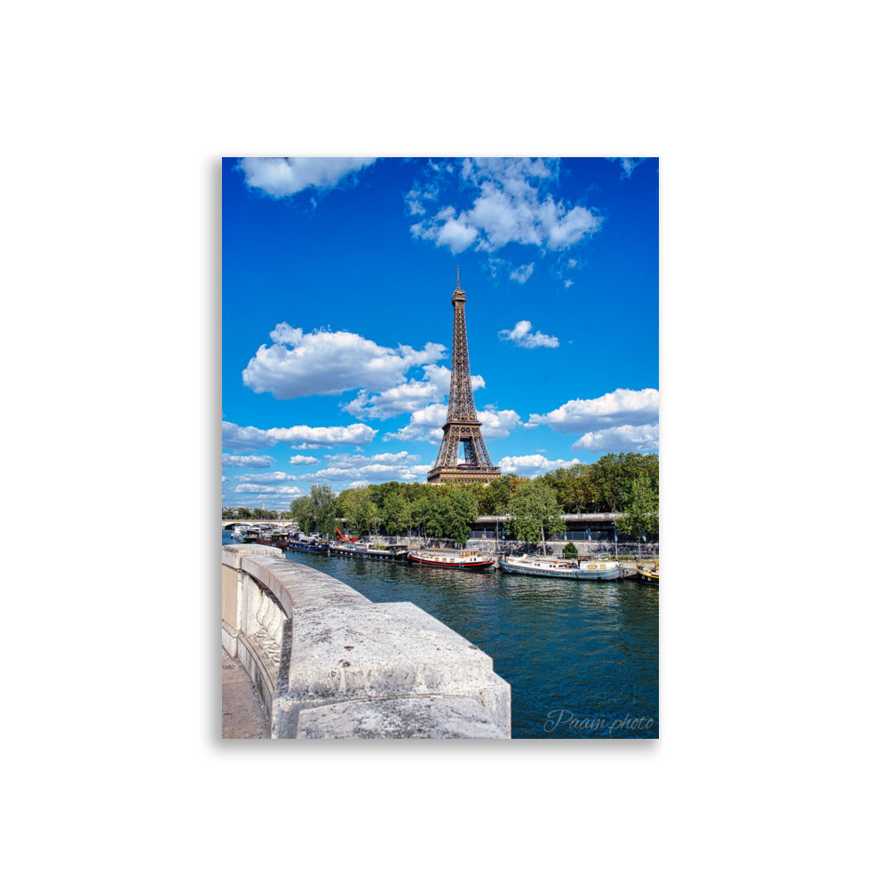 Vue panoramique de la Tour Eiffel et des péniches sur la Seine, sous un ciel bleu nuageux – une œuvre signée Antony Porlier.