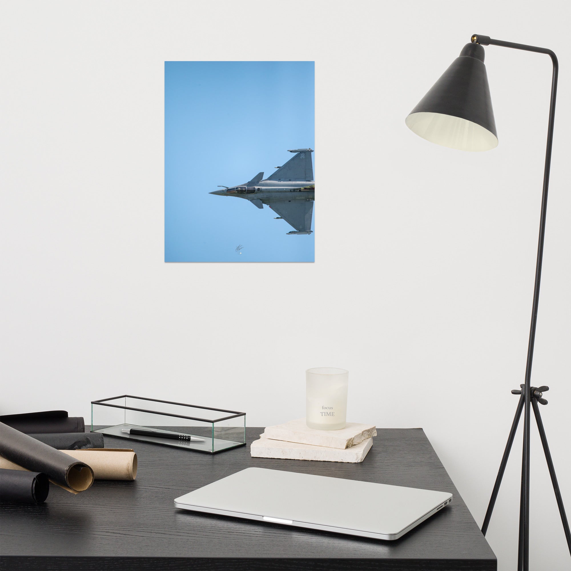 Avion de chasse Rafale vu d'une perspective aérienne, avec un ciel bleu comme toile de fond, photographié par Yann Peccard.
