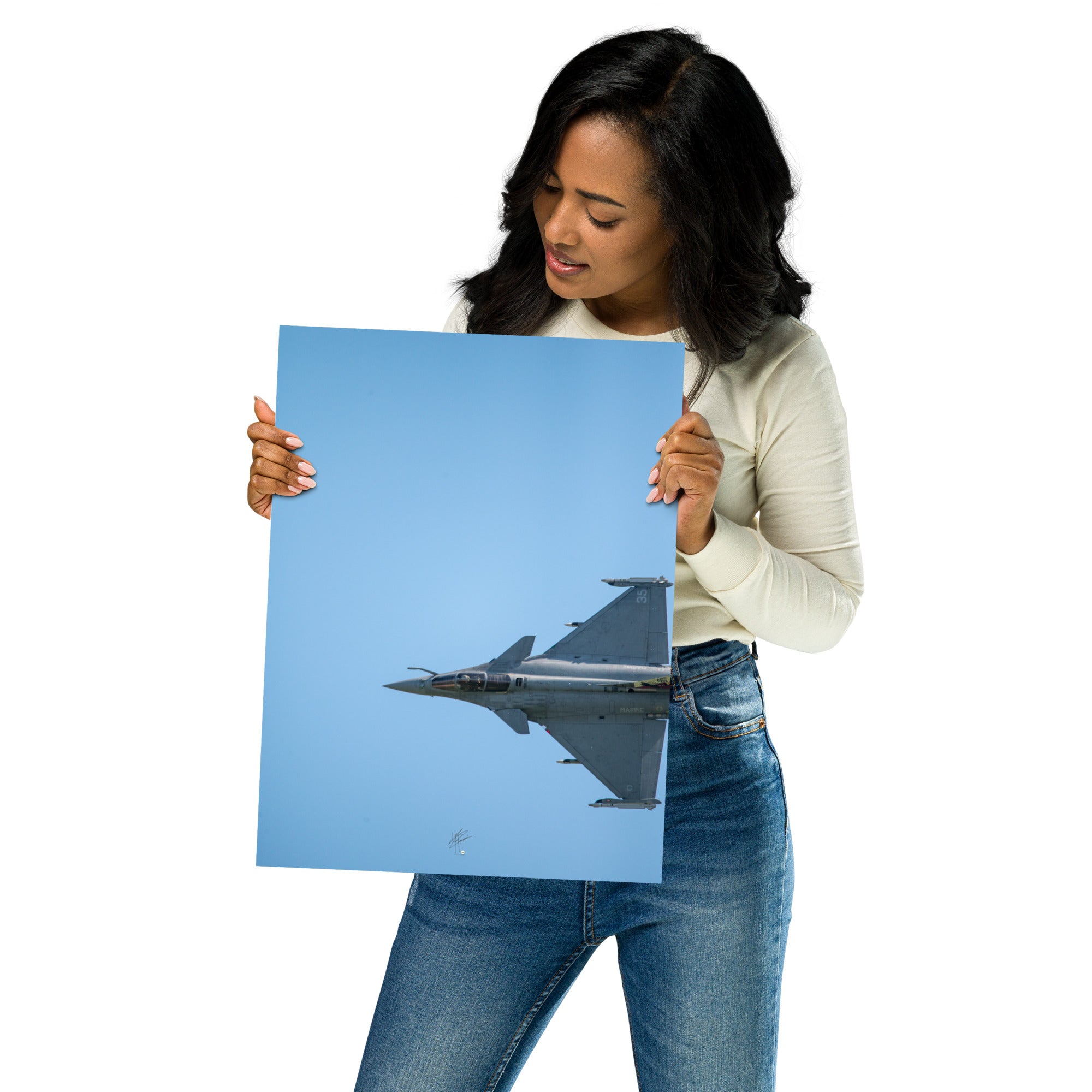 Avion de chasse Rafale vu d'une perspective aérienne, avec un ciel bleu comme toile de fond, photographié par Yann Peccard.