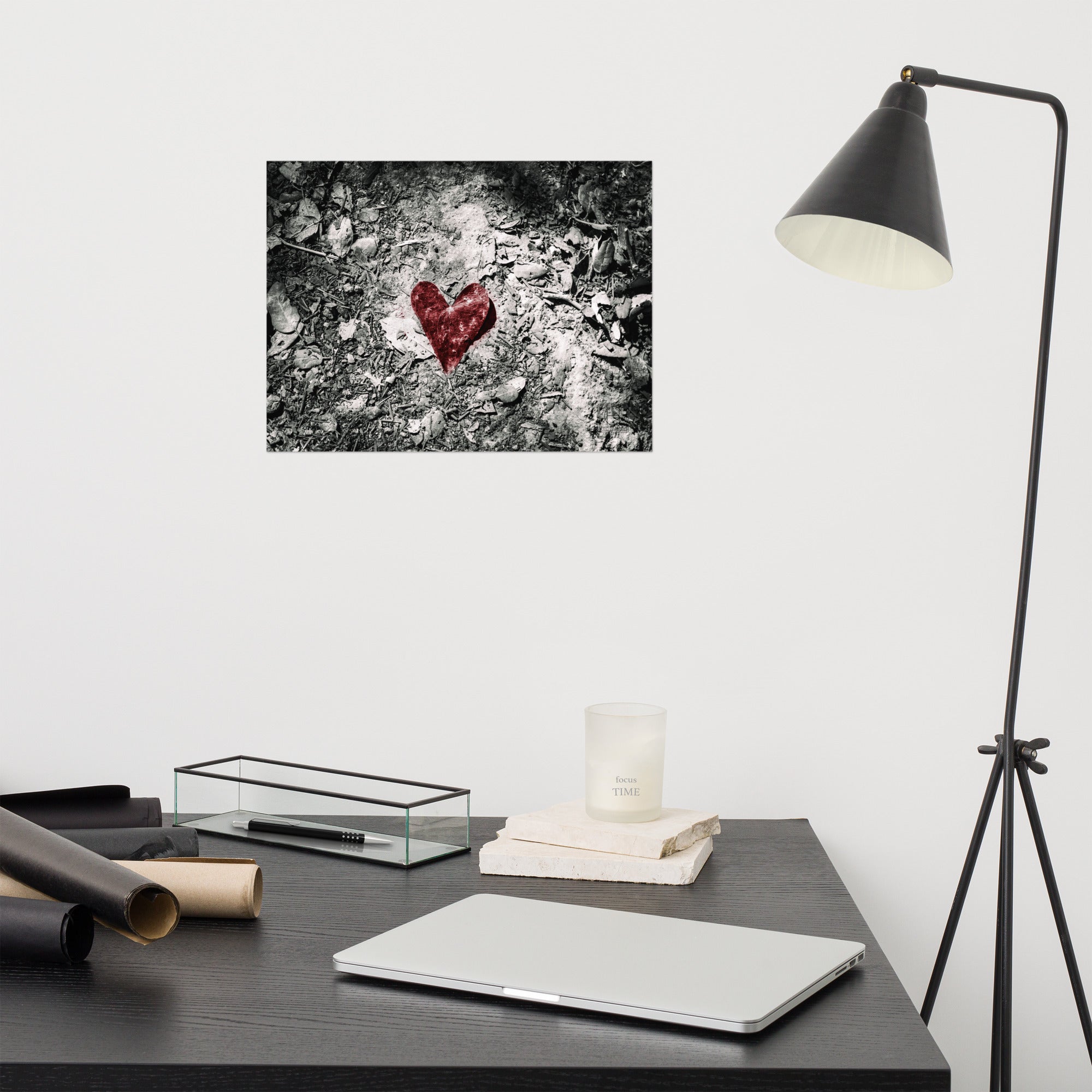 Photographie artistique mettant en avant une feuille rouge en forme de cœur au milieu d'une forêt en noir et blanc, œuvre de Hadrien Geraci.