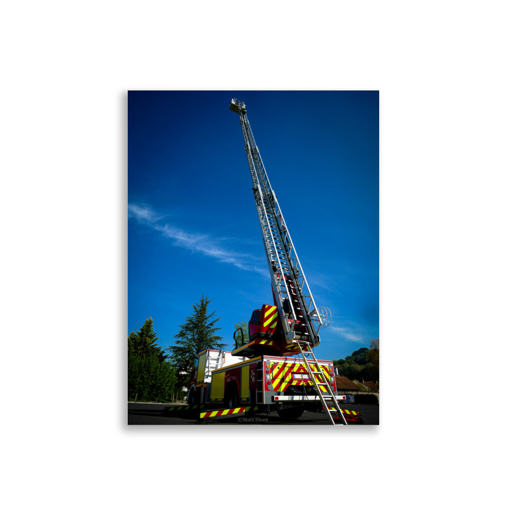 Image du poster 'Droit au ciel' montrant un camion de pompiers avec son échelle étendue vers le ciel, capturée par Math Shoot Fr, symbolisant le courage et le dévouement des sauveteurs.