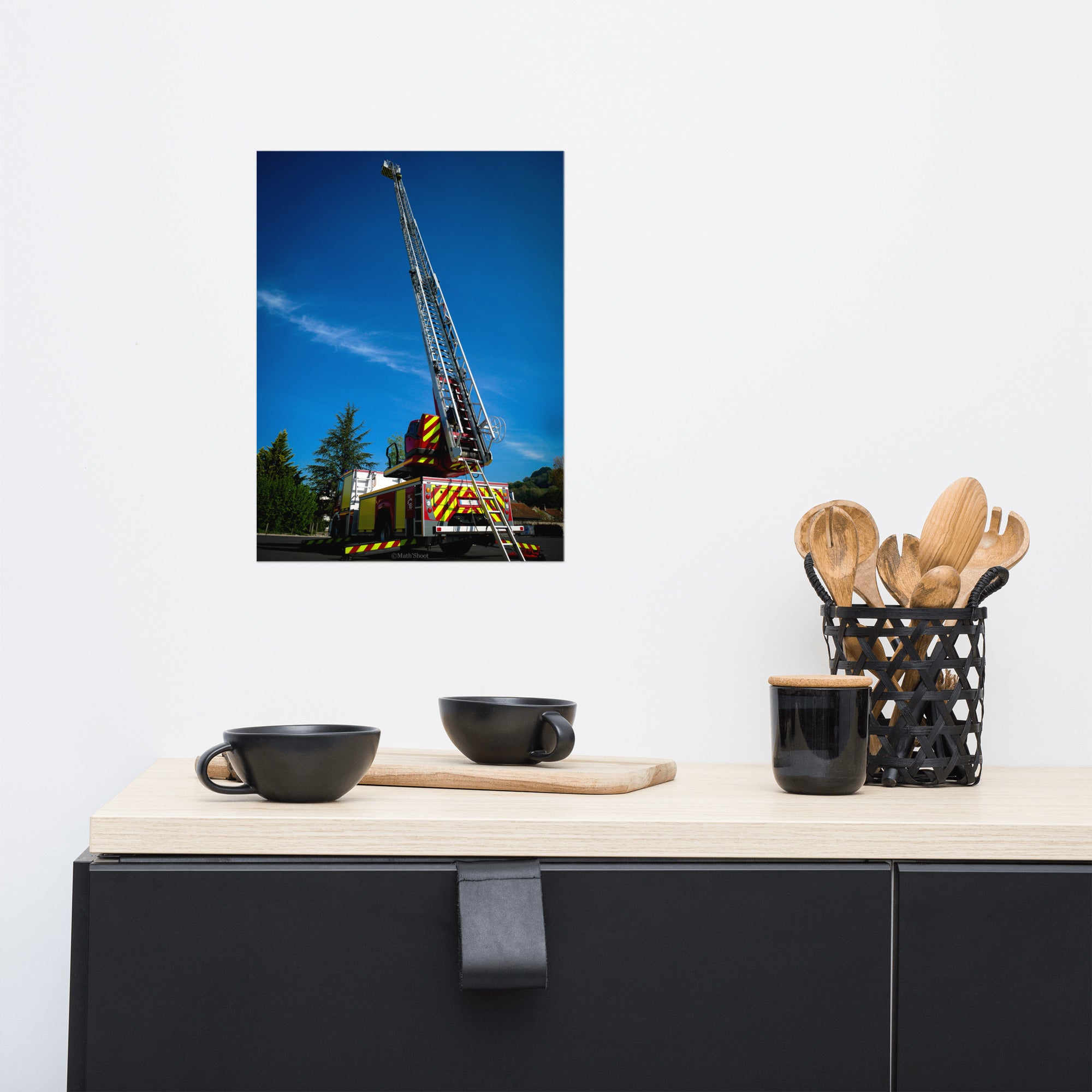 Image du poster 'Droit au ciel' montrant un camion de pompiers avec son échelle étendue vers le ciel, capturée par Math Shoot Fr, symbolisant le courage et le dévouement des sauveteurs.