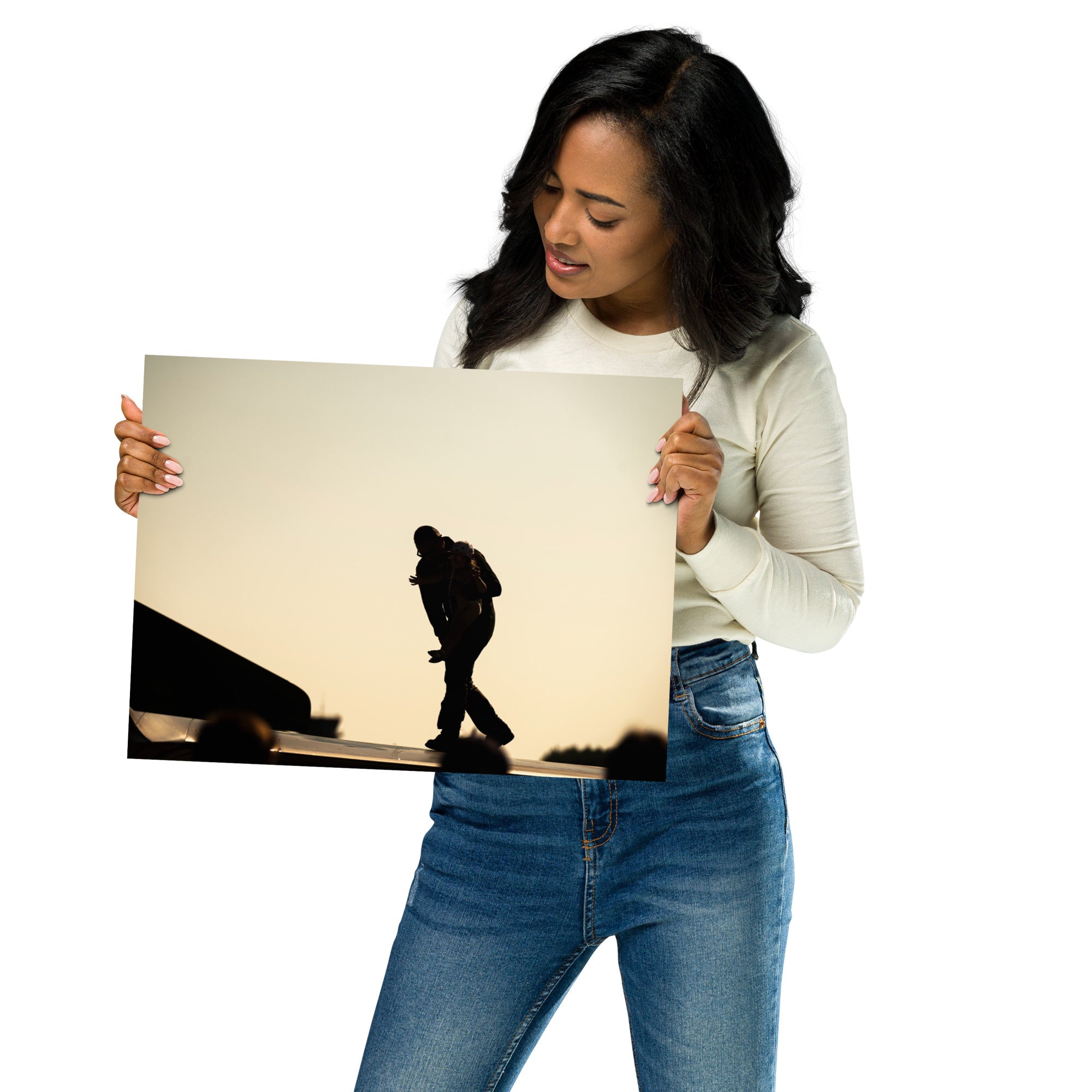 Photographie 'Héroïque' montrant un pilote et une fillette partageant un moment émouvant sur l'aile d'un avion, sous une lumière jaune orangée, capturé par l'artiste Yann Peccard.