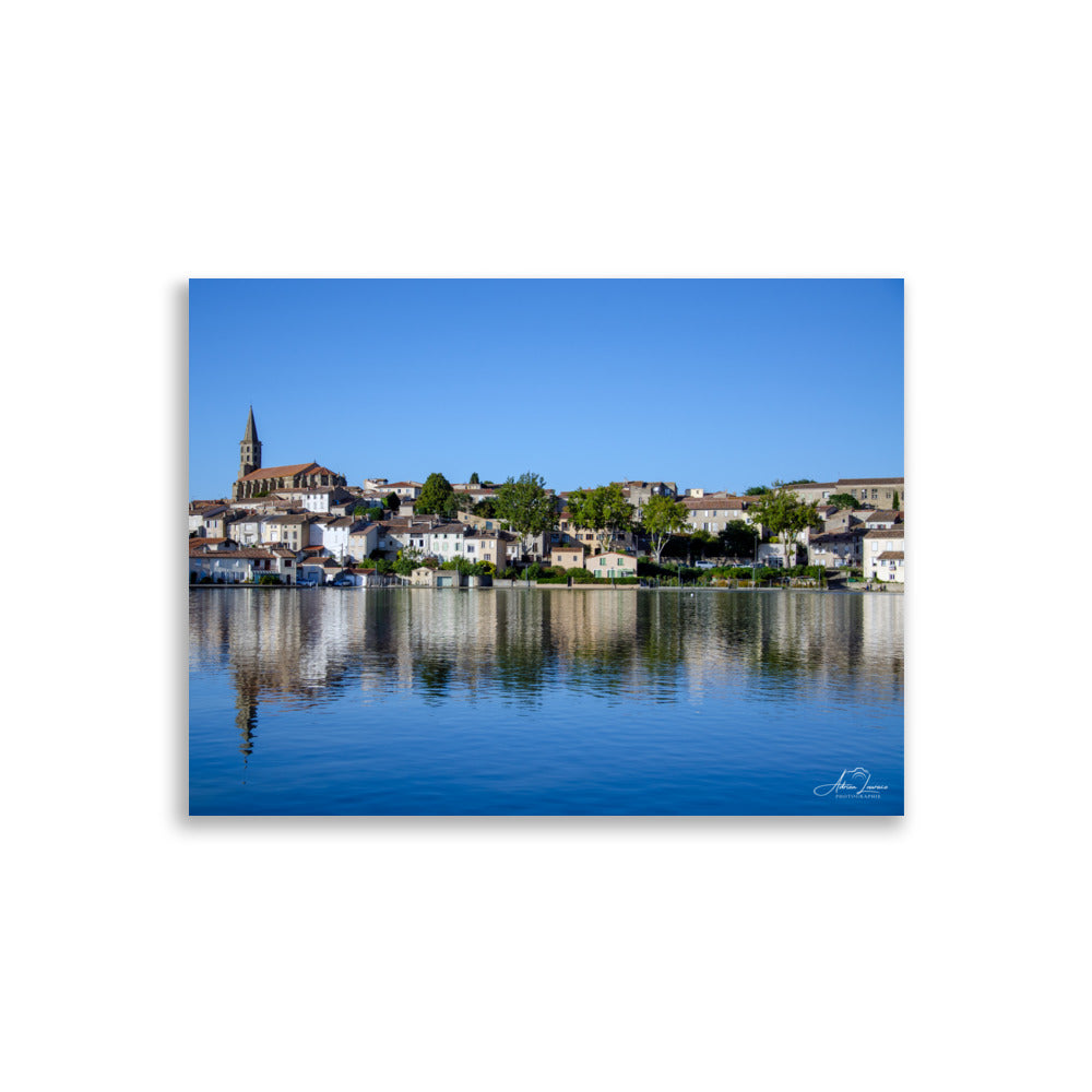 Poster 'Cœur de Castelnaudary', illustrant une scène paisible du bord du Canal du Midi avec des maisons charmantes, une église en arrière-plan, et une ambiance douce et pittoresque de la ville célèbre pour sa gastronomie.