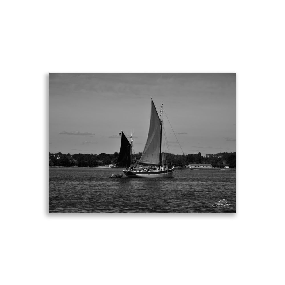 Photographie noir et blanc 'Hissez haut !' par Adrien Louraco, représentant un voilier naviguant sur le Golfe du Morbihan, avec des contrastes saisissants entre mer et ciel.