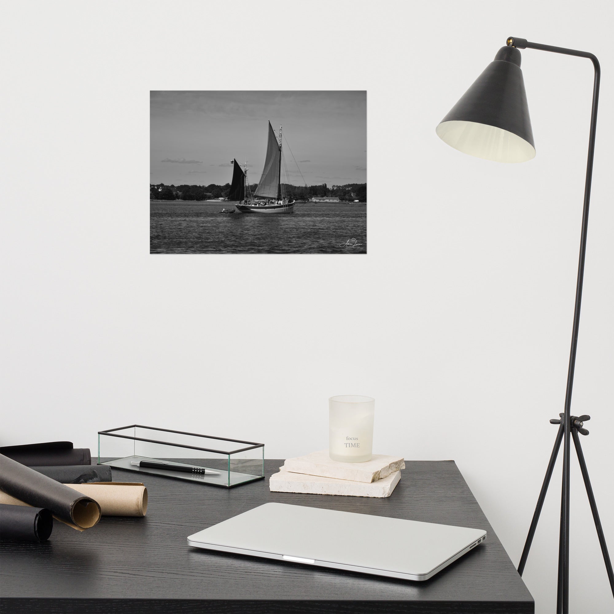 Photographie noir et blanc 'Hissez haut !' par Adrien Louraco, représentant un voilier naviguant sur le Golfe du Morbihan, avec des contrastes saisissants entre mer et ciel.
