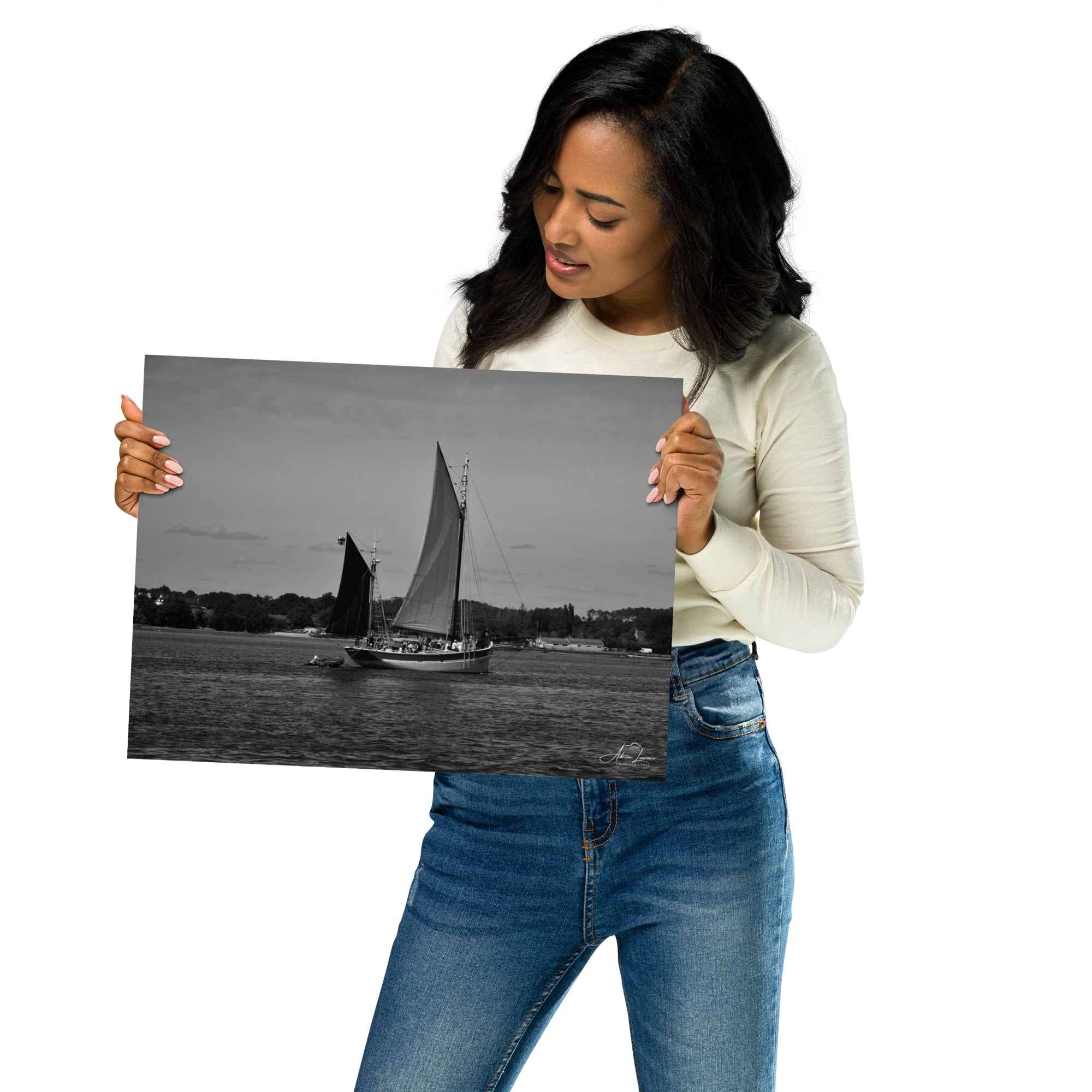 Photographie noir et blanc 'Hissez haut !' par Adrien Louraco, représentant un voilier naviguant sur le Golfe du Morbihan, avec des contrastes saisissants entre mer et ciel.