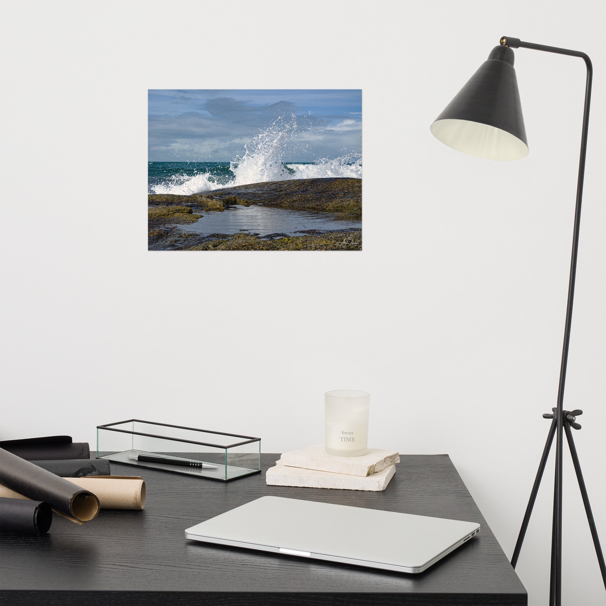 Photographie 'Pas de vague à Gatteville' d'Adrien Louraco, capturant l'impétuosité des vagues s'écrasant près du lieu où se dresse le phare de Gatteville, non visible sur l'image.