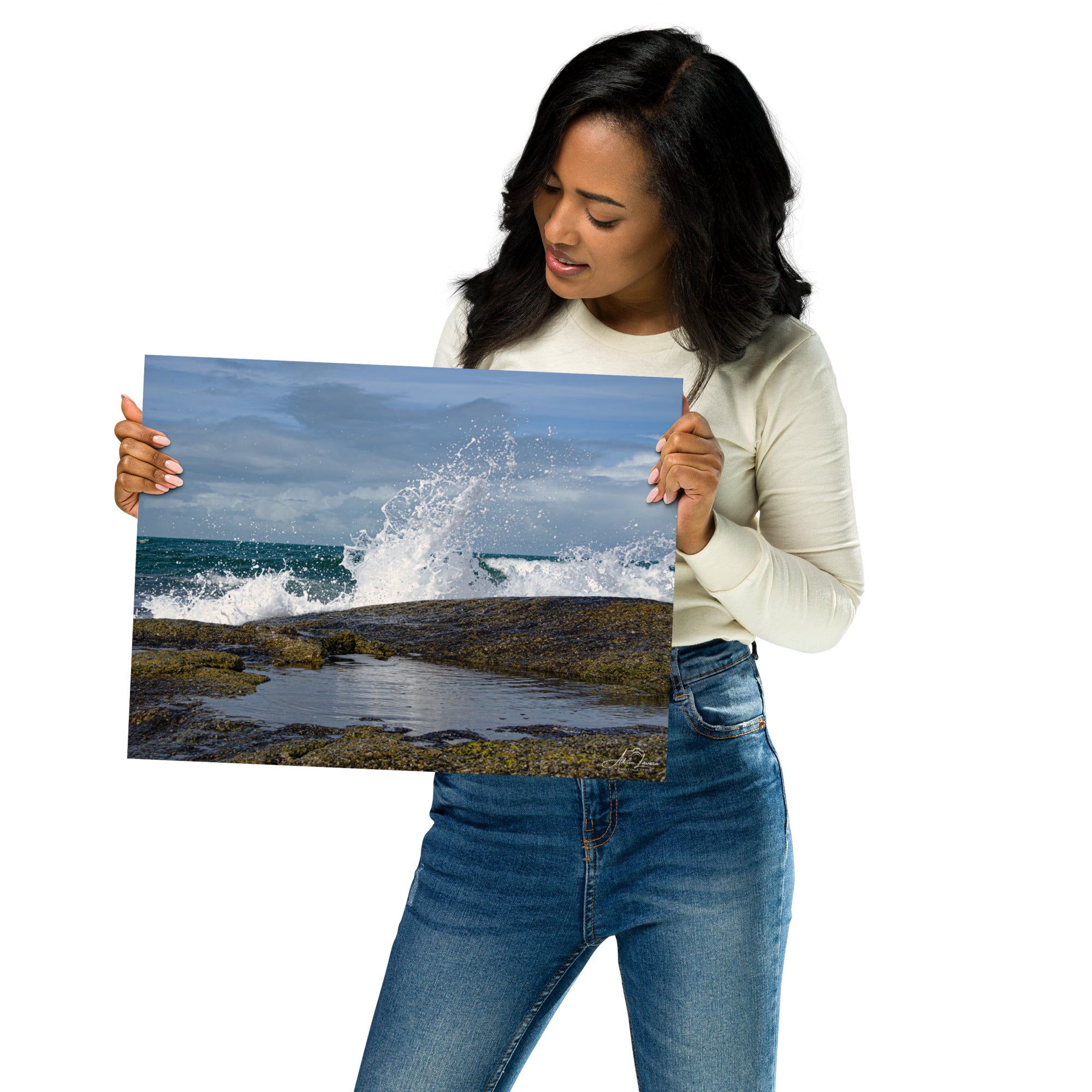 Photographie 'Pas de vague à Gatteville' d'Adrien Louraco, capturant l'impétuosité des vagues s'écrasant près du lieu où se dresse le phare de Gatteville, non visible sur l'image.