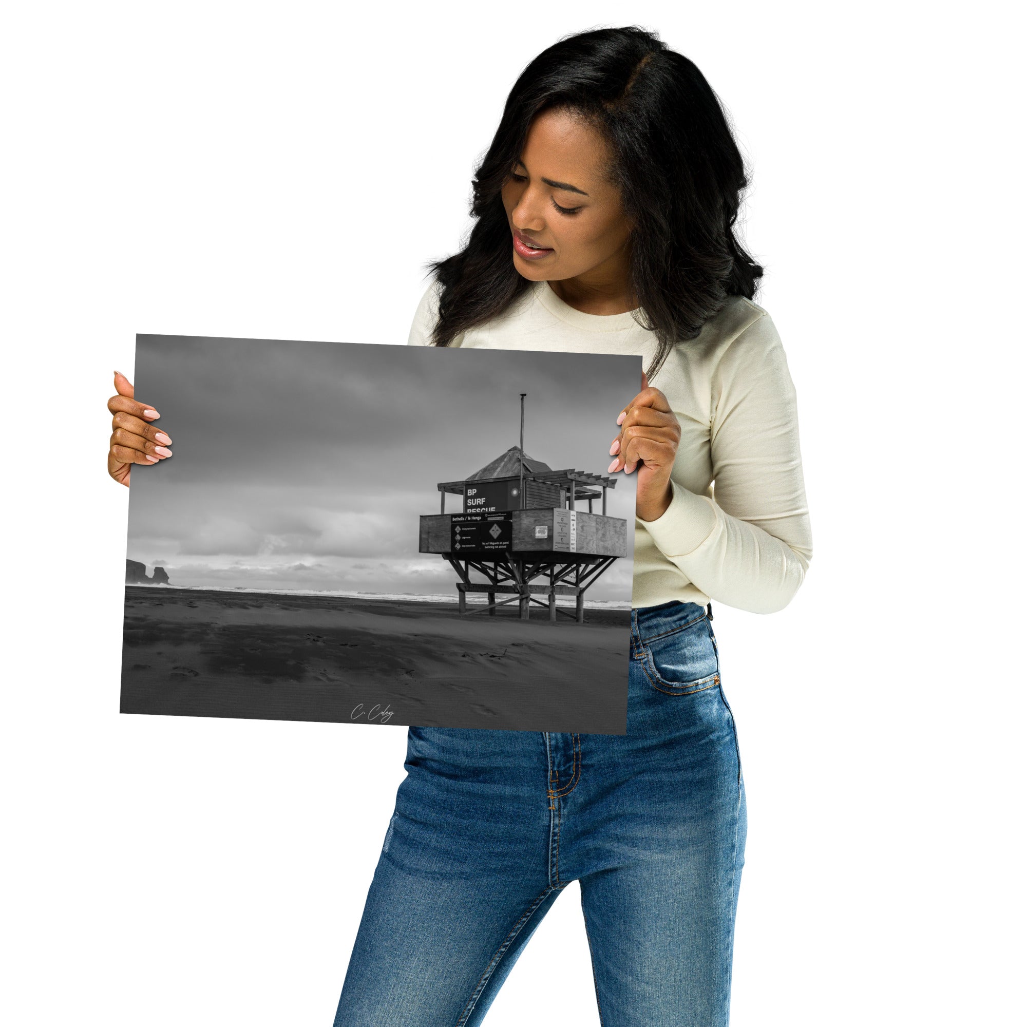 Photographie monochrome de l'emblématique abri sur pilotis des sauveteurs, dominant une plage néo-zélandaise, capturée par Charles Coley.