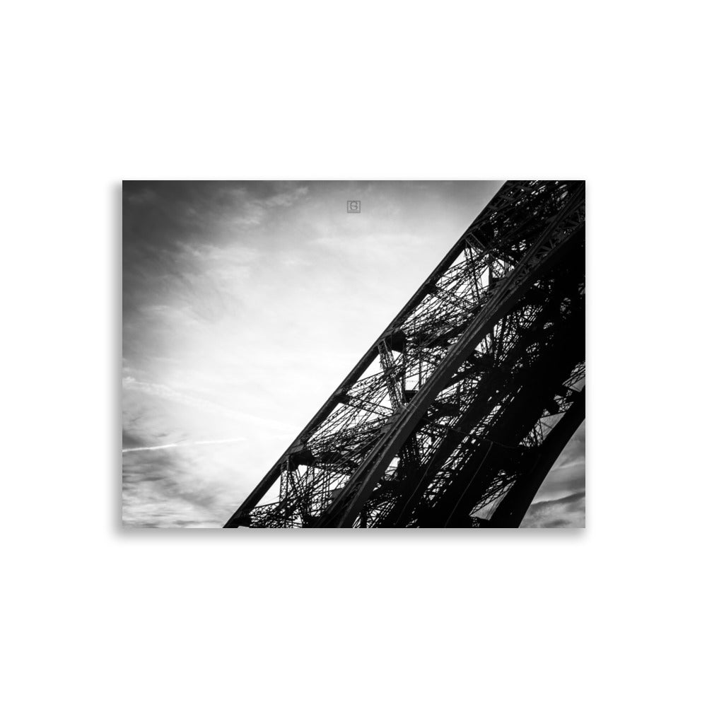 Photographie "Le ciel de fer" par Hadrien Geraci, base de la Tour Eiffel avec ciel dramatique