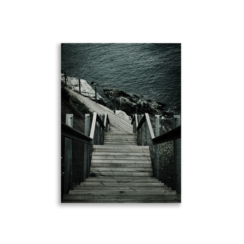 Photographie "Les escaliers côté mer" par Hadrien Geraci, vue plongeante des escaliers vers l'océan en noir et blanc