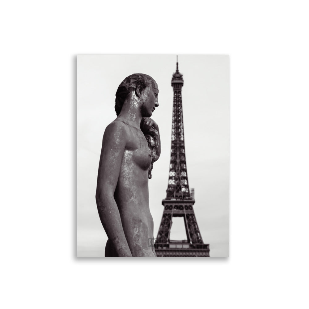 Photographie "Les dames de fer" par Hadrien Geraci, statue classique et Tour Eiffel en noir et blanc