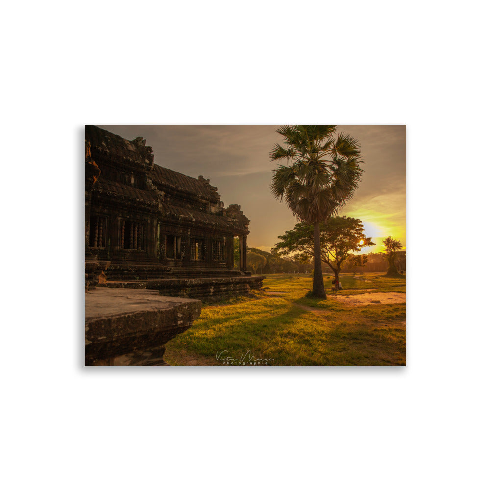Poster 'Sunrise in Angkor Wat' illustrant un coucher de soleil majestueux dans le temple historique, photographié par Victor Marre.