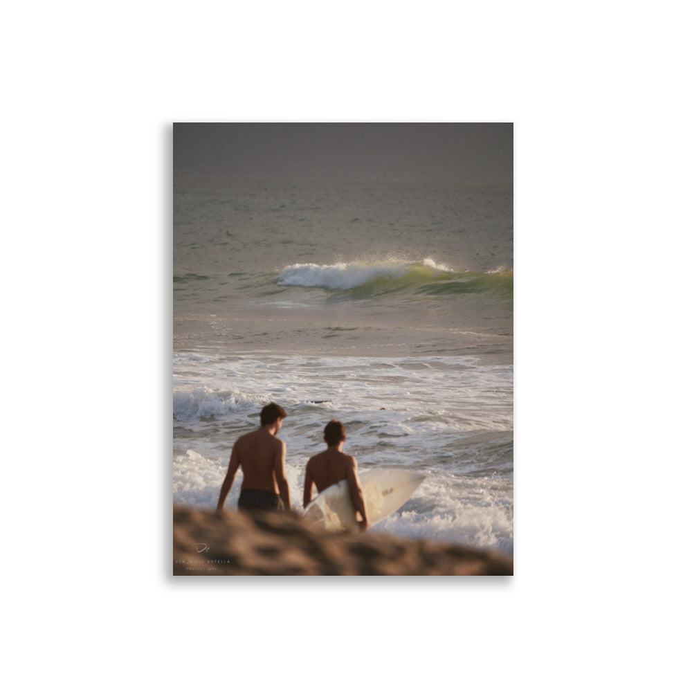 Poster 'Sunset Surf Session' illustrant deux surfeurs face à l'océan au coucher du soleil, créé par Veronique Botella.