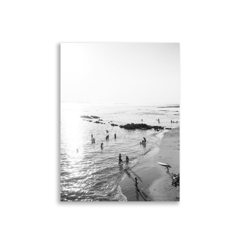 Photographie en noir et blanc de la plage à Saint-Jean-de-Luz par Veronique Botella, intitulée 'Luz'.