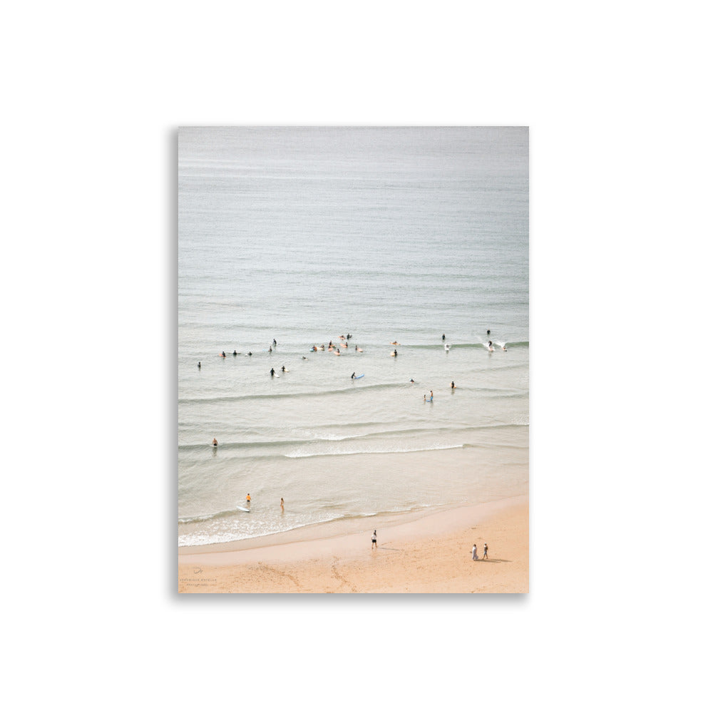 Vue aérienne colorée de la plage avec des passants et des surfeurs, œuvre 'CDB' par Veronique Botella.