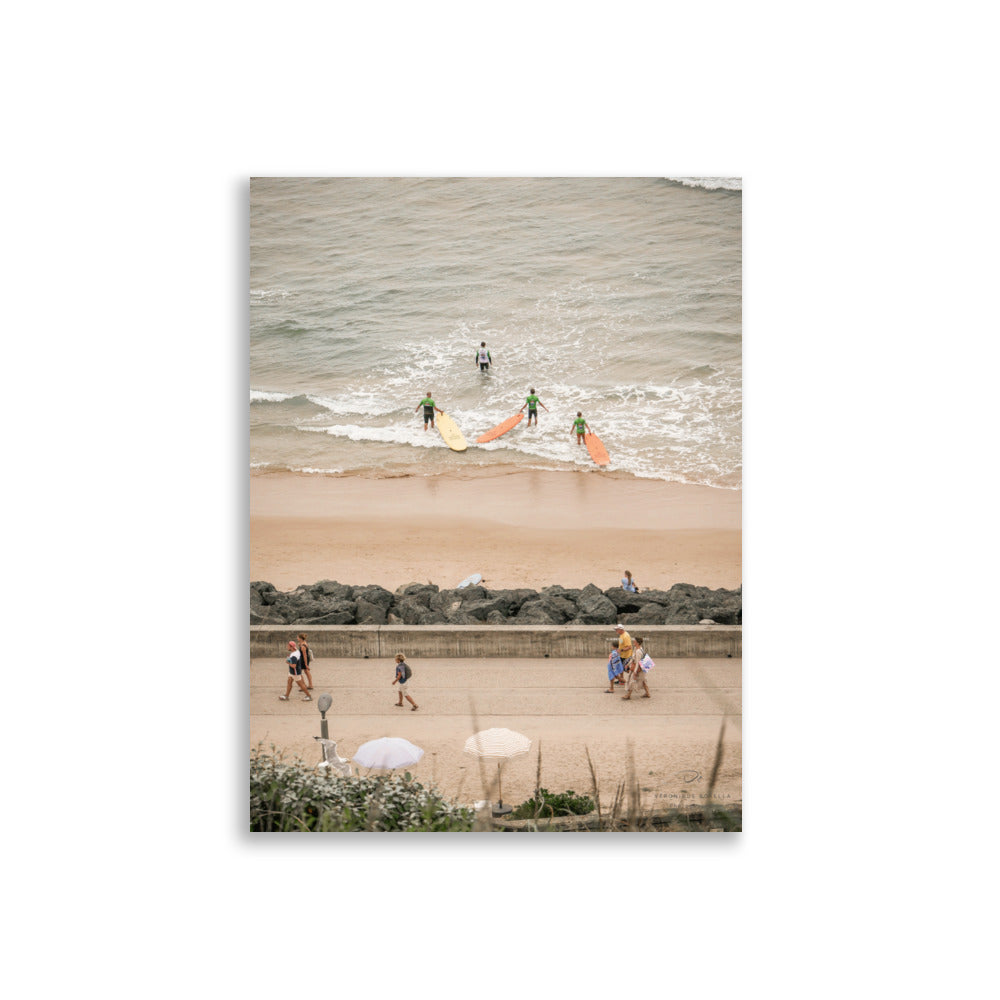 Scène de plage dynamique avec surfeurs, œuvre 'CDB N02' par Veronique Botella.