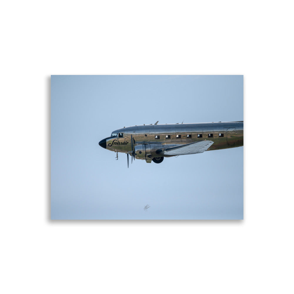 Poster vintage du Douglas DC-3 'Crossair', capturé par Yann Peccard, reflétant l'innovation et l'aventure des années 1930 avec une fidélité exceptionnelle.