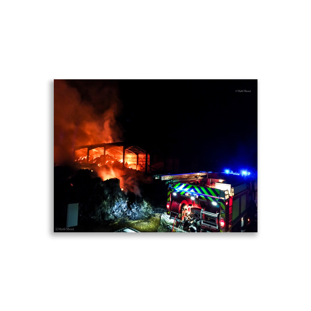 Photographie 'Feu de Grange' par Math_Shoot, dépeignant l'urgence et le courage des pompiers en action, une œuvre d'art pleine d'intensité.