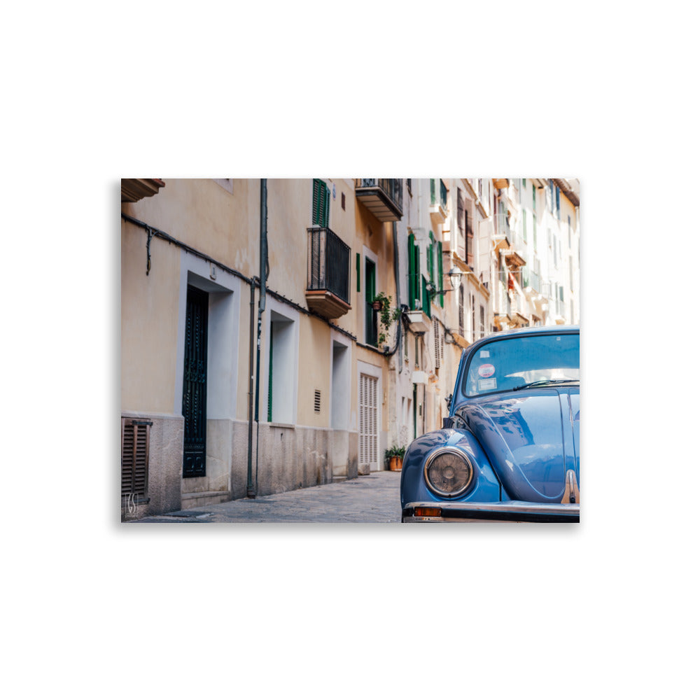 Photographie 'Éclat du Passé' par Galdric Sibiude, mettant en scène une Volkswagen Coccinelle classique devant une architecture européenne.