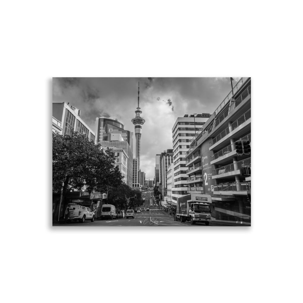 Poster "Auckland" par Charles Coley, illustrant une scène de rue artistique en noir et blanc, parfait pour les passionnés d'art urbain et de photographie.