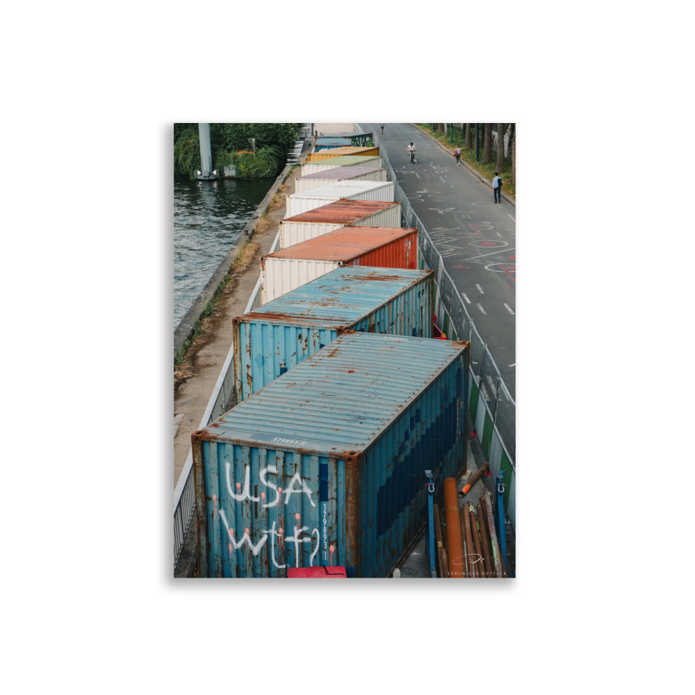 Photographie de dix containers alignés le long des quais de la Seine à Paris, capturée par Véronique Botella, mettant en avant l'art urbain et la vie contemporaine de la ville.