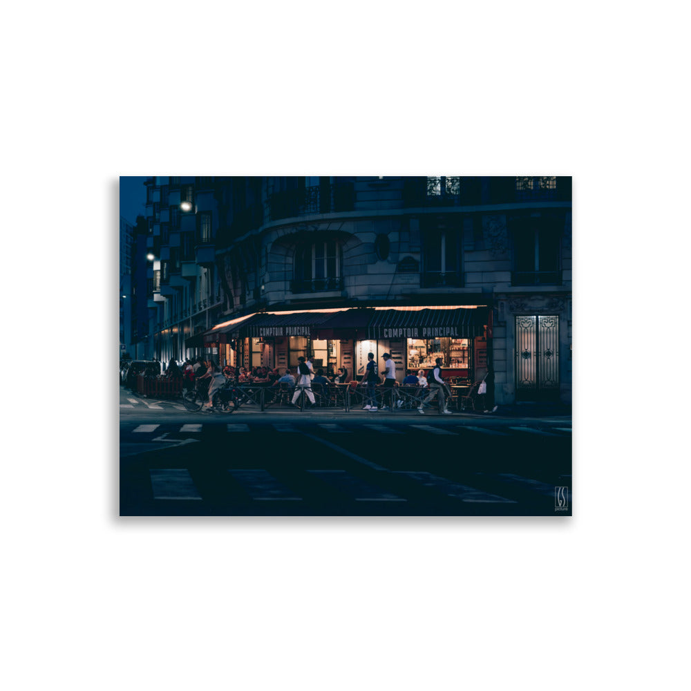 Photographie nocturne d'un café parisien animé, capturée par Galdric Sibiude, reflétant l'ambiance chaleureuse et le charme de la vie urbaine à Paris.