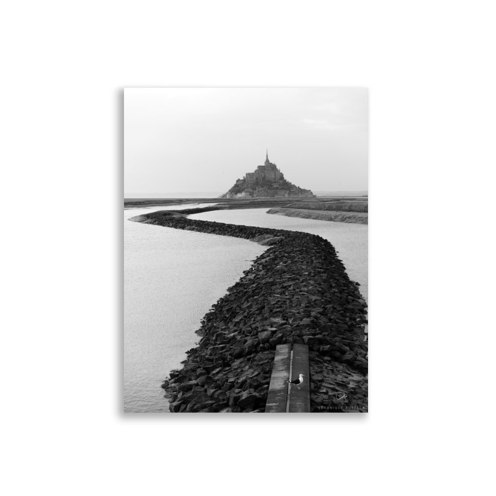 Photographie en noir et blanc du Mont Saint Michel par Véronique Botella, présentant une perspective artistique du monument, capturant son charme classique et intemporel.