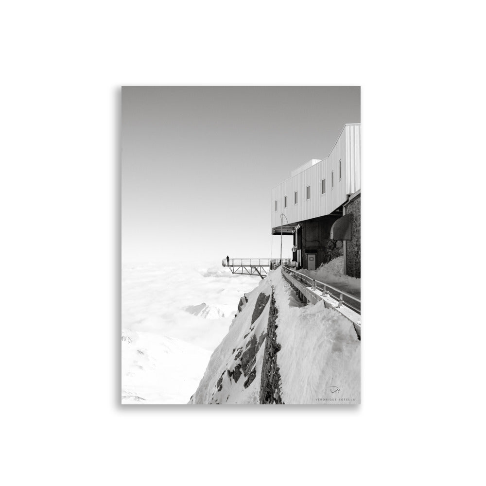 Photographie en noir et blanc d'une station de montagne isolée, capturée par Véronique Botella, offrant un contraste frappant entre architecture moderne et nature sauvage.