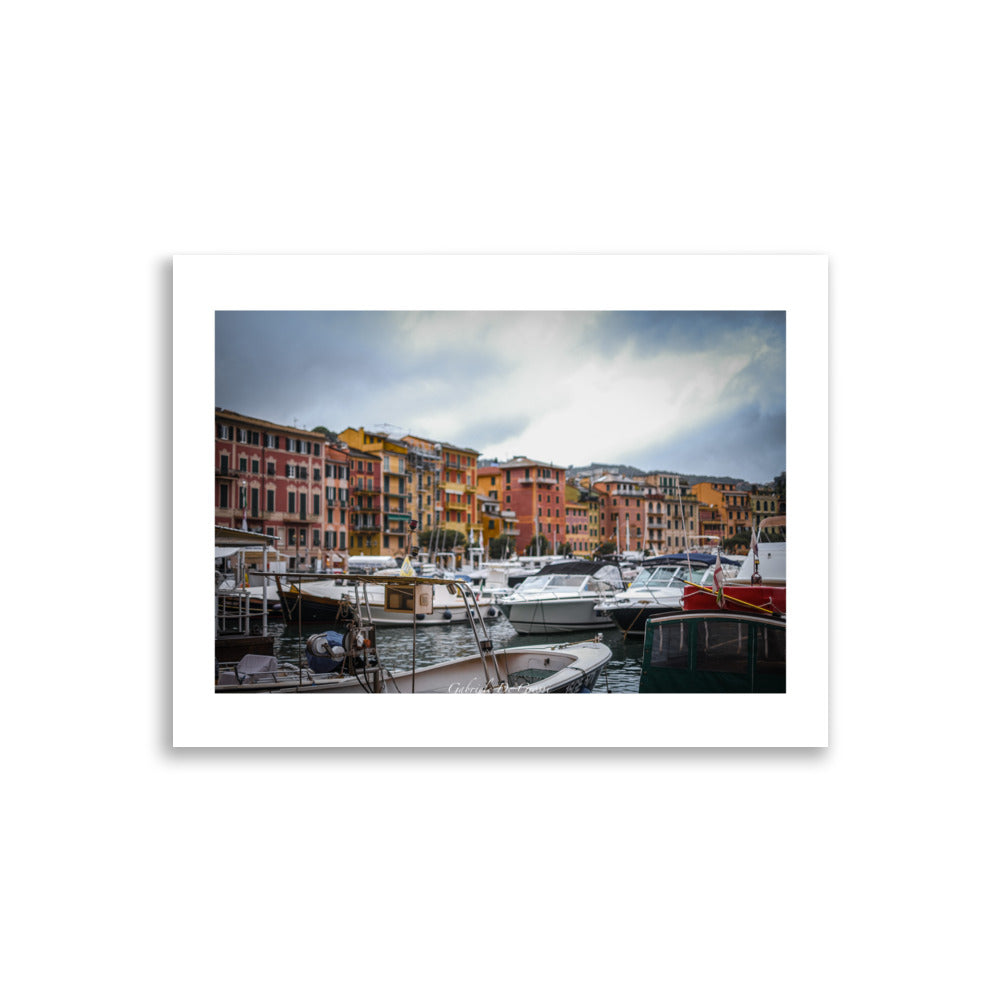 Photographie d'un quai méditerranéen animé avec des bateaux variés et des maisons colorées, capturée par Gabriele de Grossi, évoquant la richesse culturelle et historique du port.